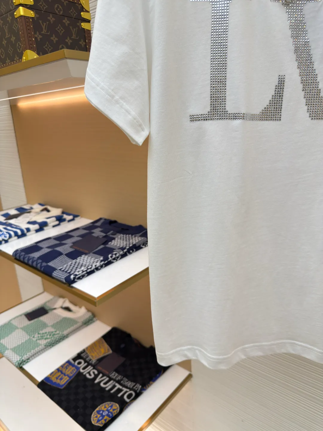 LOUIS VUITTON Hot Diamond Logo Short Sleeves [Women's Clothing] ●Item No.: 1680358-A15 ●Material: Knitted rib fabric ●Technology: Hot Diamond Production ●Version: Fitted version ●Weight: about 215 grams ●Size: Brilliant rhinestones frame the large LV letters, and LV chains illuminate the crew neck. The overall wiring is straight and delicate, the fabric is comfortable and soft, and the color is consistent without color difference. It can be matched with the same style to create a fashionable look and control various occasions. Customized accessories, complete with three standards, same style for men and women!